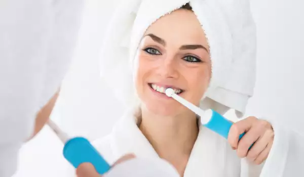 Как да имаме искрящо бели зъби