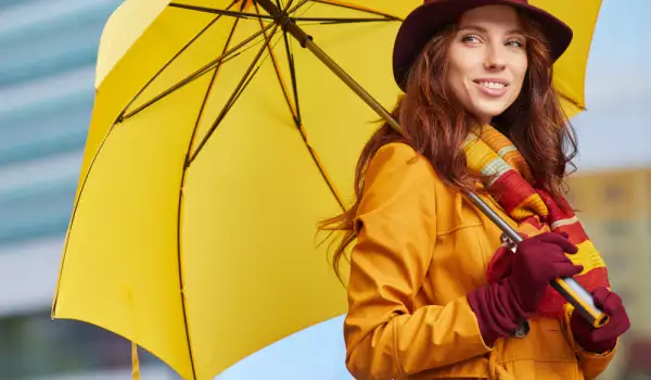 Стилни в дъжда: Как да носим дъждобран елегантно?