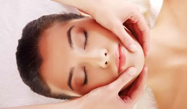 Невероятните ползи от масаж на лицето с рициново масло