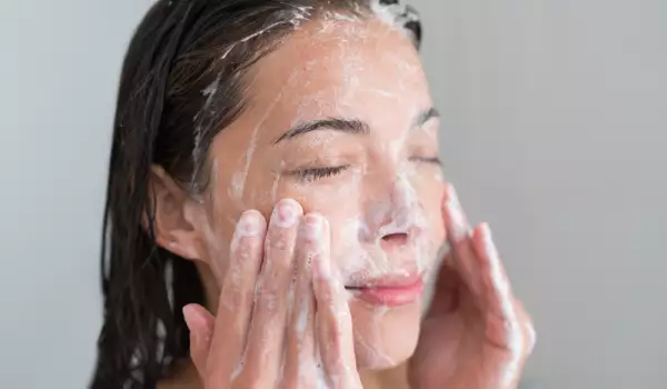 Как да почистваме сухата кожа на лицето