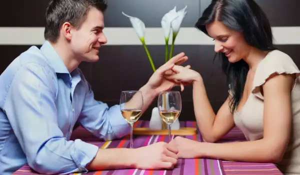 Психологията разкрива: Как да разкрием щастливите двойки по жестовете
