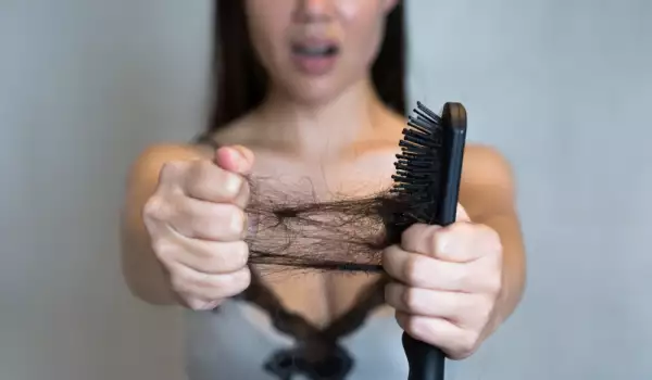 Как да почистим четката за коса?