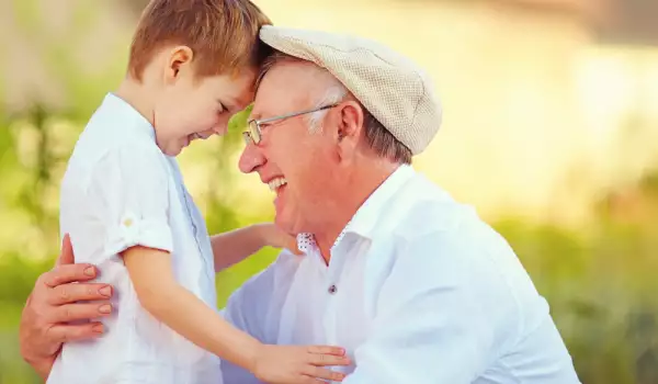 Грижата за внуците прави животът по-дълъг