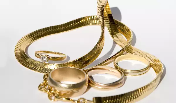 Как да изчистим златните накити
