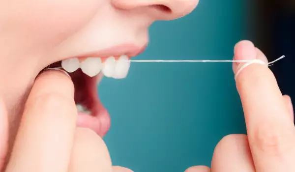 Защо е толкова важно да ползваме конец за зъби?