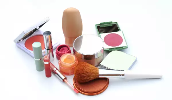 Най-големите грешки, които почти всяка жена прави при съхраняването на козметика