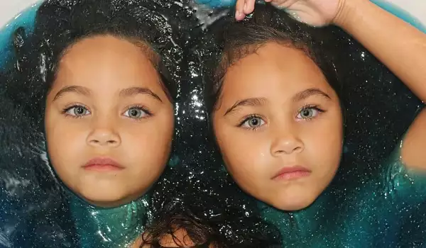 Светът пощуря по красотата на тези близначки