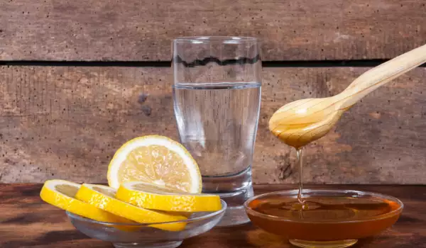 Неочакваните вреди от пиенето на вода с лимон