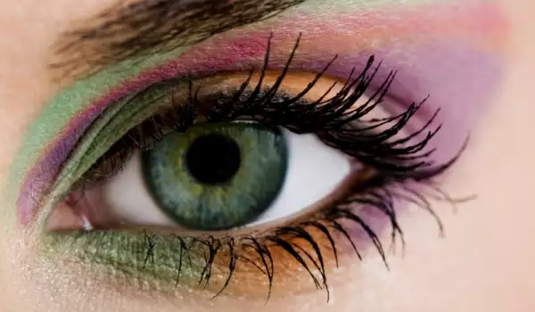 Как да подчертаем зелени очи?