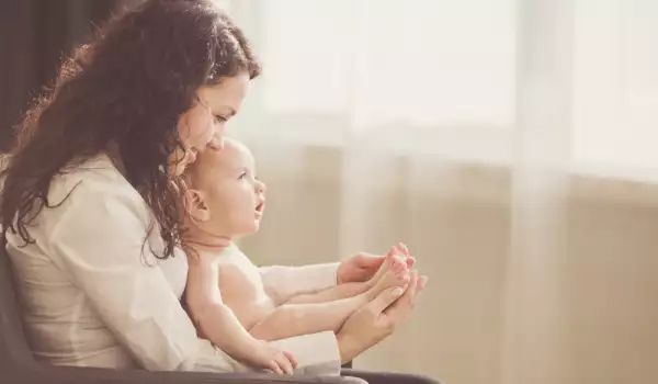 Езикът на бебетата: Как мъникът показва, че ви обича?