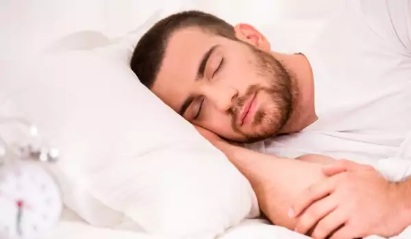 Кои пози за сън са полезни и кои вредни