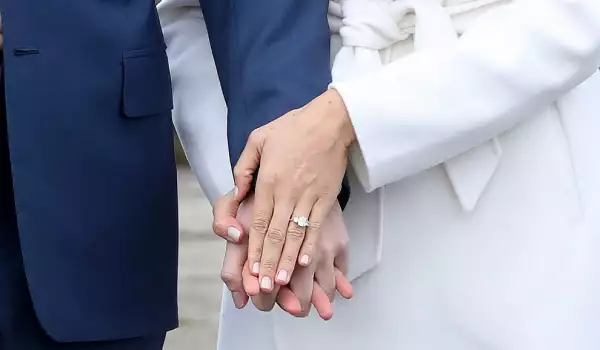 Годежният пръстен на Меган Маркъл от принц Хари е огромен! Снимки