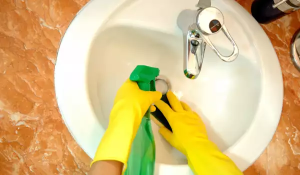 Хитър трик за ефикасно почистване на банята
