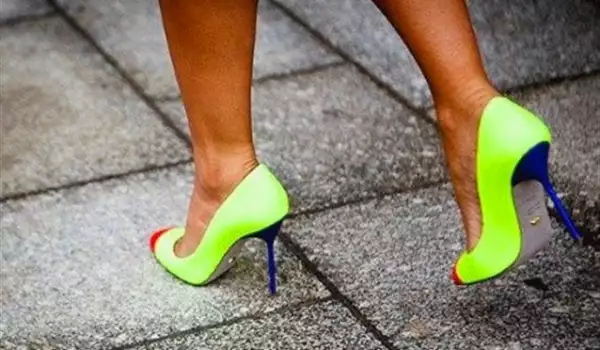 Неон и пурпур превземат летните обувки и аксесоари тази година