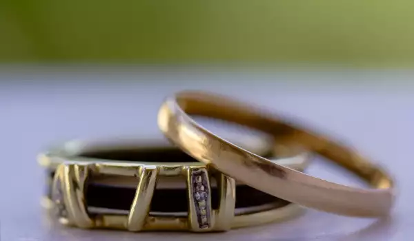 На коя ръка се носи годежен пръстен?