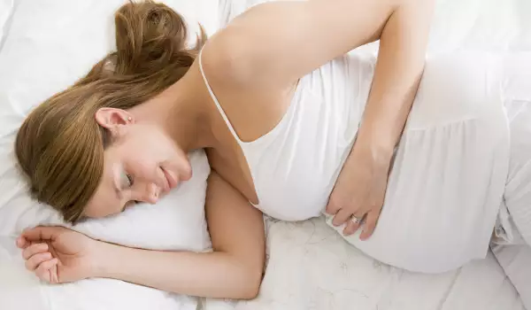 Как да спим по време на бременност
