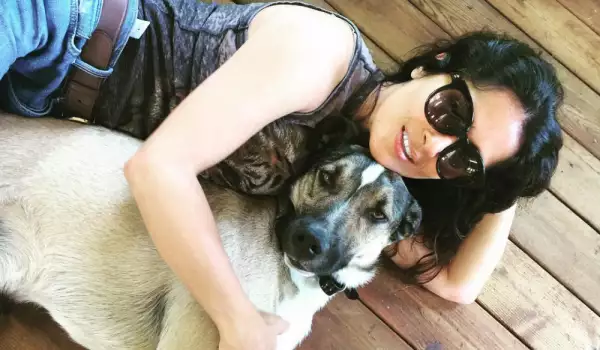 Салма Хайек и кучето ѝ