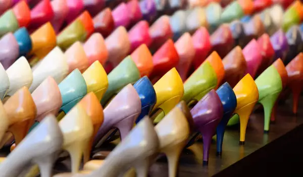 Неон и пурпур превземат летните обувки и аксесоари тази година