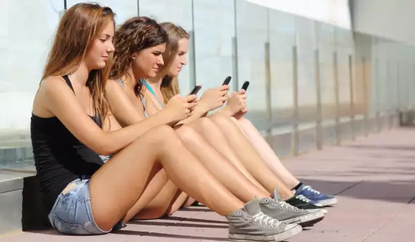 Колко време е безопасно да прекарват децата пред екрана на мобилните устройства?