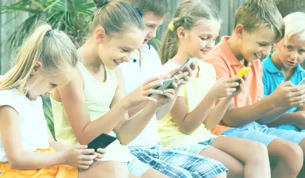 Колко време е безопасно да прекарват децата пред екрана на мобилните устройства?