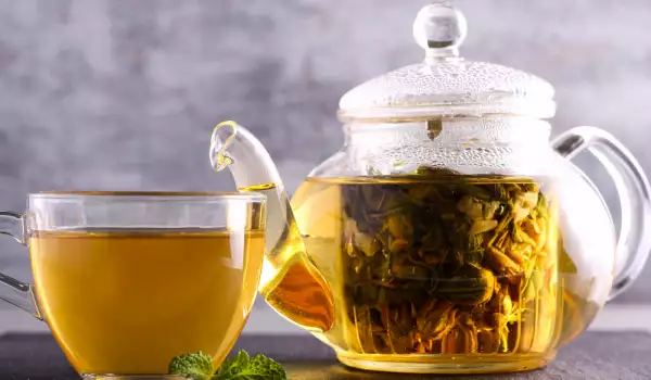 Билкови, цветни и плодови чайове – кога се пият и за какво помагат?