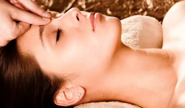 Древен китайски масаж лекува главоболие без медикаменти