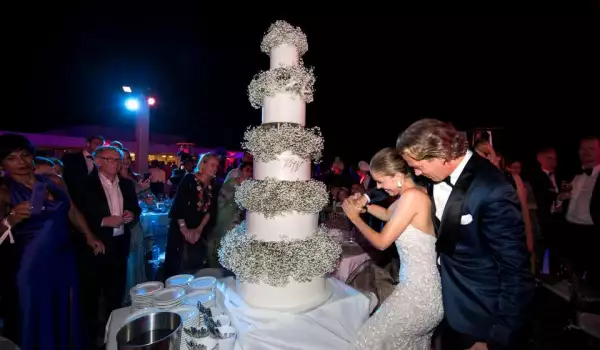 Г-жа Сваровски се омъжи в рокля с 46 кг скъпоценни камъни