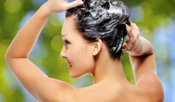 Колко често се мие мазна коса?