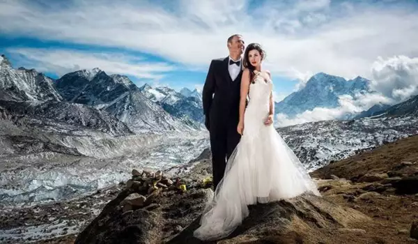 Вижте влюбените, които изкачиха Еверест и се ожениха там