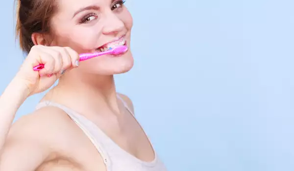 Мийте зъбите редовно за отстраняване на зъбната плака