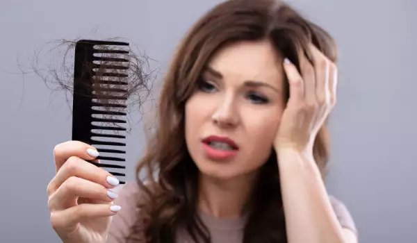 Окапване на косата отпред - възможни причини