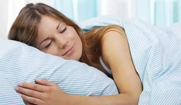 Кои пози за сън са полезни и кои вредни