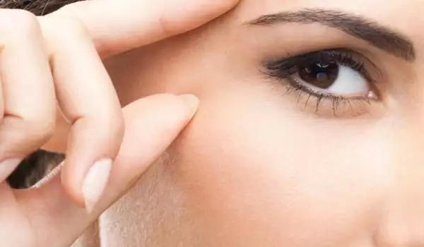 Най-ефикасните средства за изглаждане на бръчките около очите