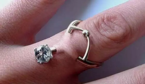 Нова мода: Закован на пръста годежен пръстен!