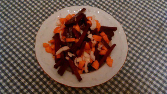 Салата от картофи, червено цвекло и моркови