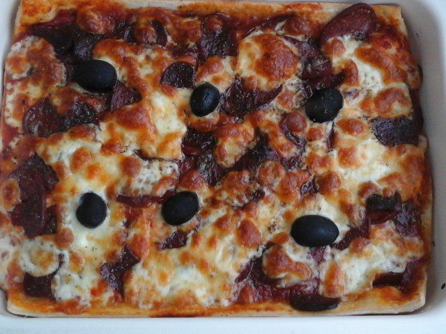 Пица с маслини и чесън
