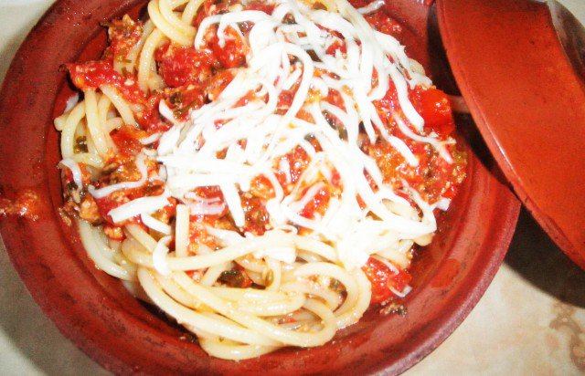 Спагети в гювечета
