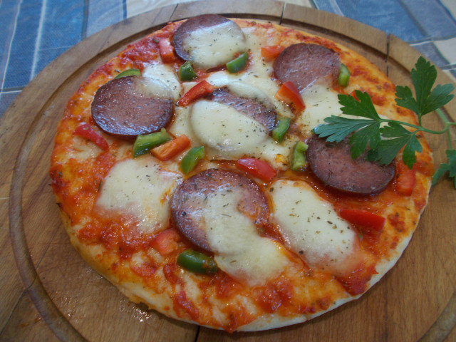 Пица с топено сирене и колбас
