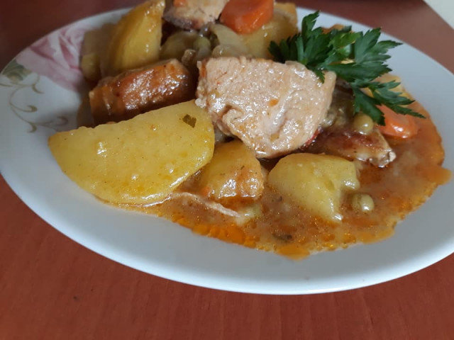 Свинско филе с картофи и грах