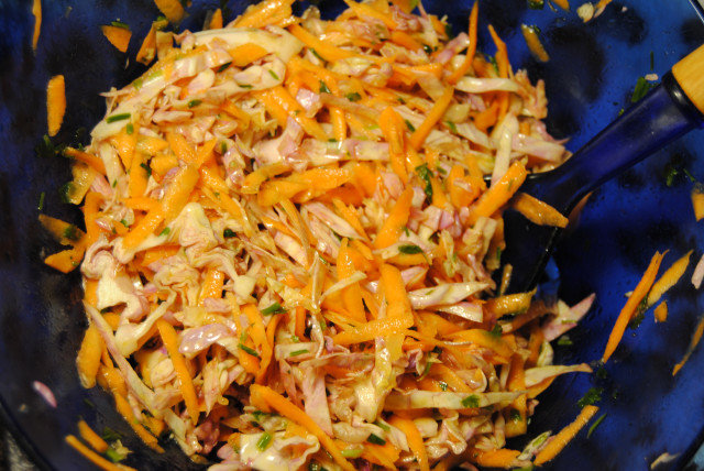 Зимна зелева салатa с моркови