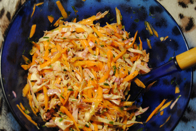 Зимна зелева салатa с моркови