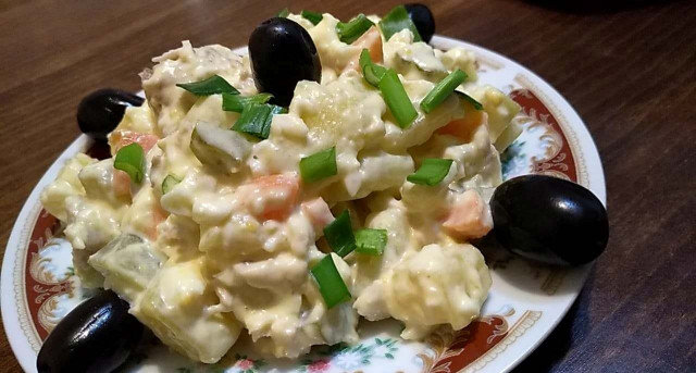 Салата с картофи, пилешко и яйца