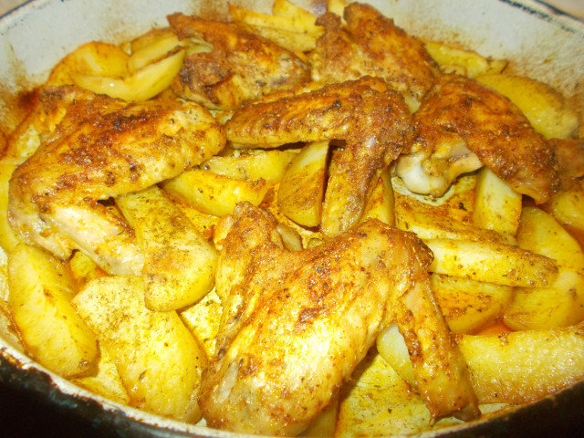 Печени картофи с крилца