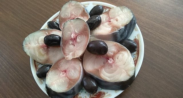 Осолена риба в саламура с подправки