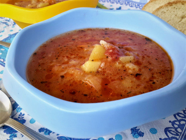 Доматена супа с картофи