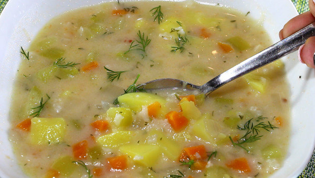 Супа от тиквички с картофи и ориз