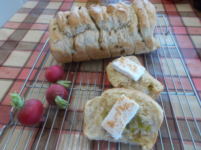 Царевично хлебче с вино и пресен лук
