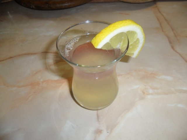 Прясно изцеден лимонов сок за пречистване