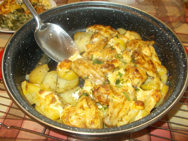 Пилешки крилца с картофи и майонеза