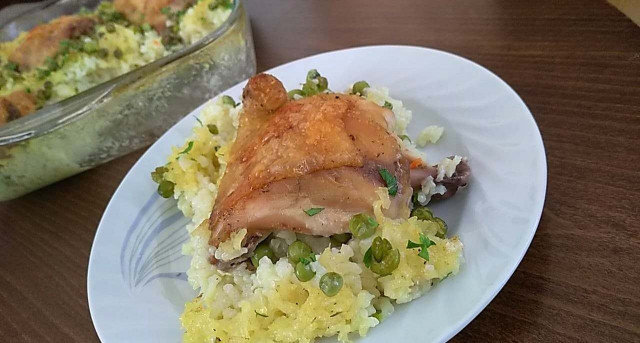 Пилешки бутчета на фурна с ориз и грах